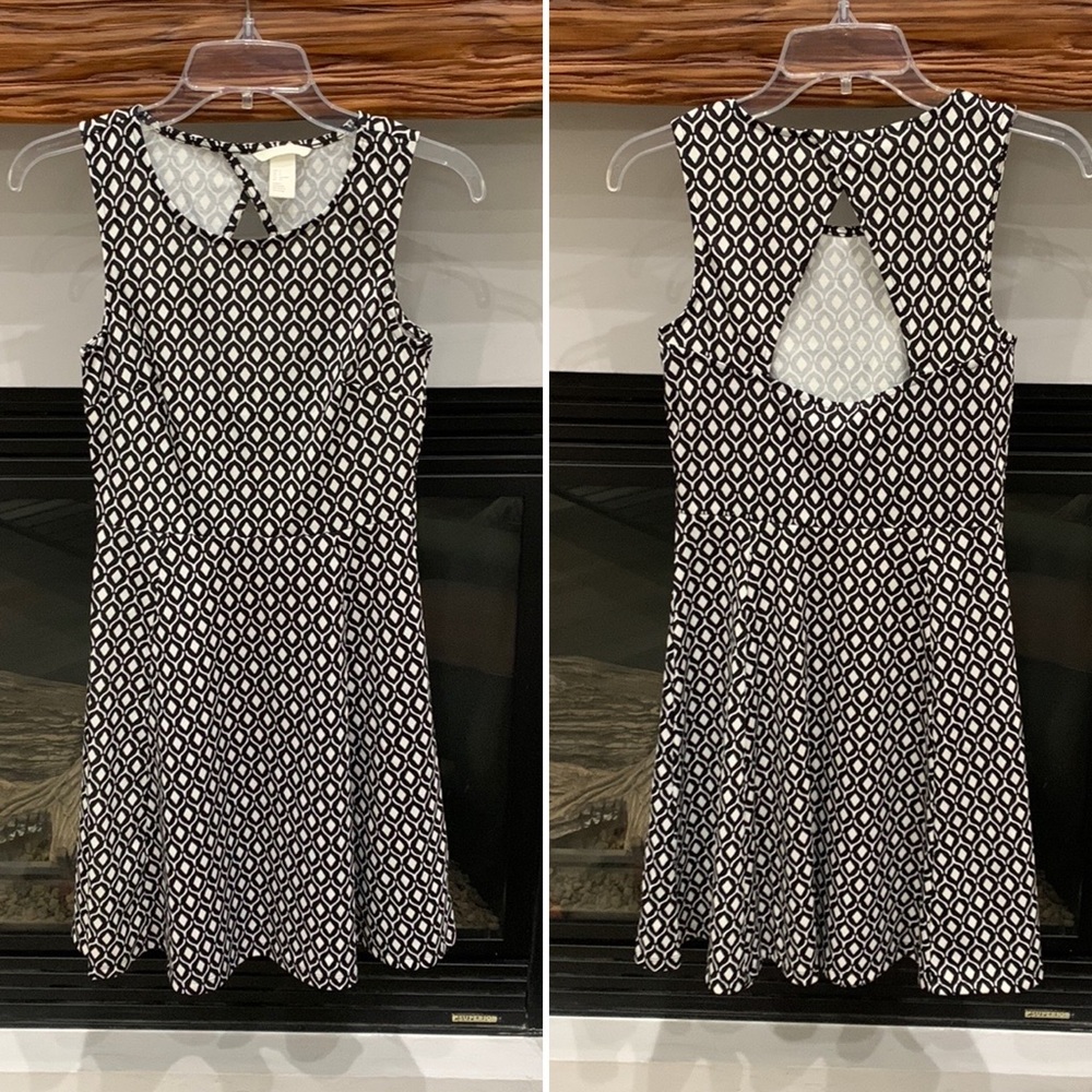 Like New!{H&M}Sz S Black/White Fit to Flare Dress with open back